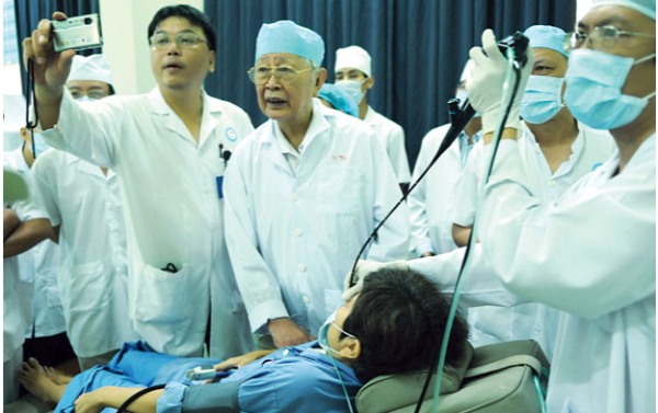 Bác sĩ Dương Quang Trung có nhiều đóng góp cho cộng đồng