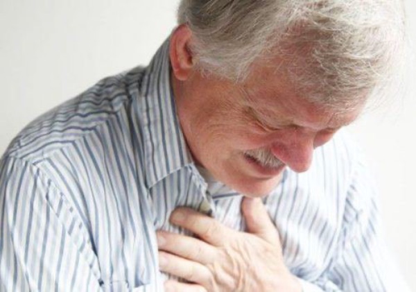 Đau tim dẫn đến tình trạng khó thở tức ngực 