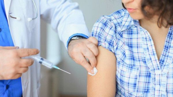 Người lớn nên tiêm nhắc lại vacxin bạch hầu theo sự hướng dẫn của nhân viên y tế