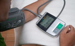 Chủ động theo dõi huyết áp bằng cách sử dụng máy đo huyết áp tự động tại nhà 